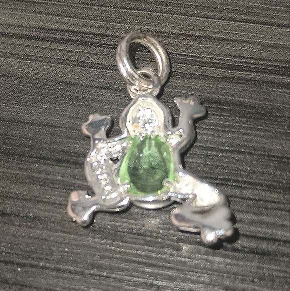 Madison Studio 925 Solid Sterling Silver Frog Pendant (Green Cubic Zirconia) - Picture 3 of 3